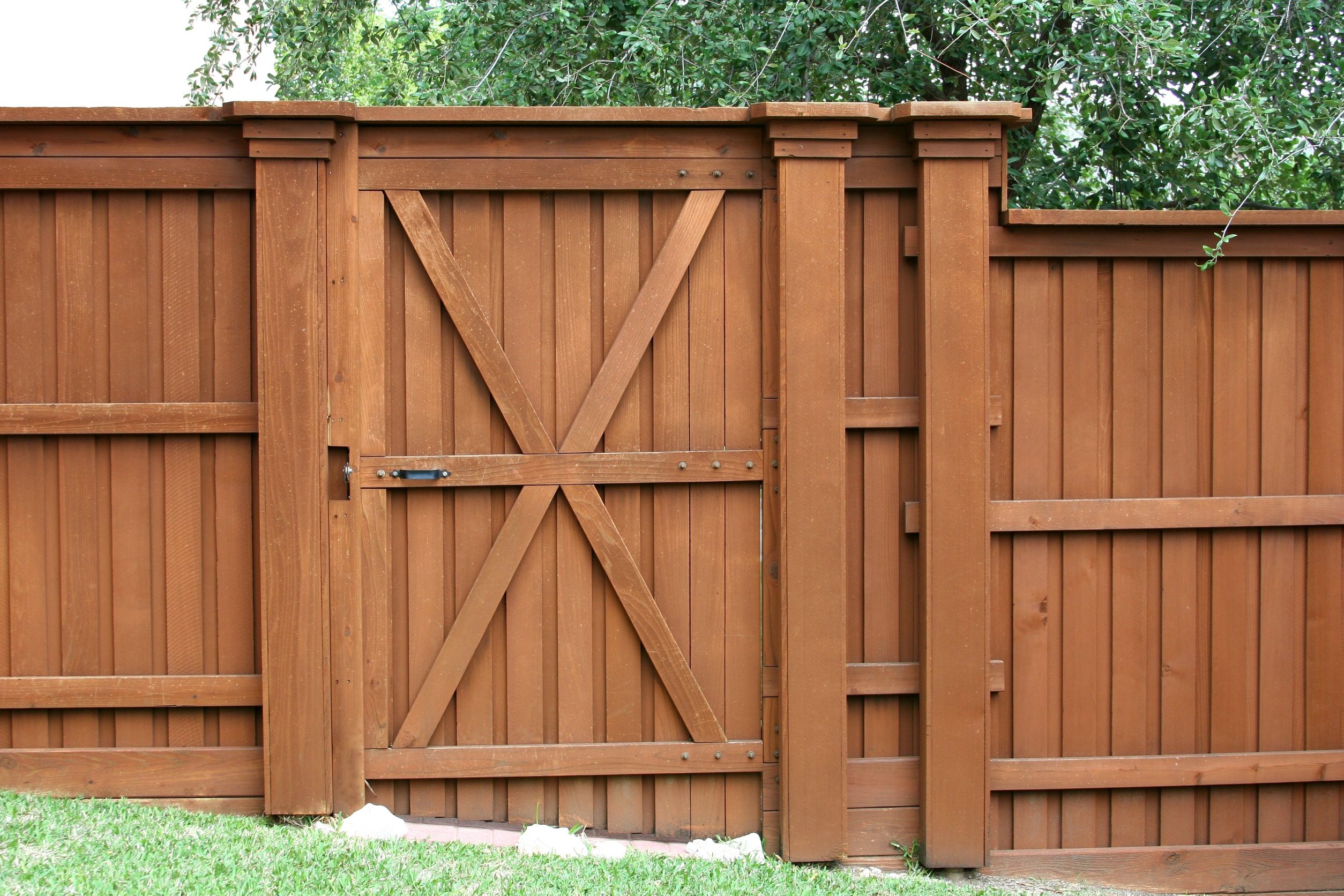 What to Know Before Hiring a Professional Fence Builder in Riverside to Install a Wooden Fence