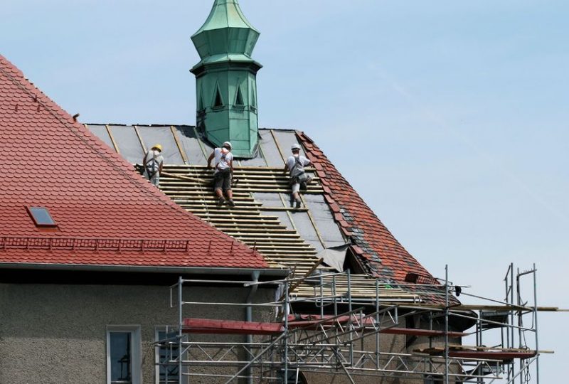 When is it Time to Invest in Re-Roofing Service in Hammond?